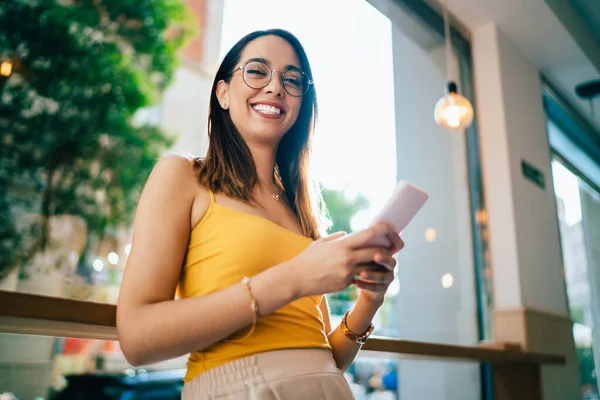 Potret Gadis Hipster Ceria Dalam Kacamata Optik Tersenyum Kamera Selama — Stok Foto