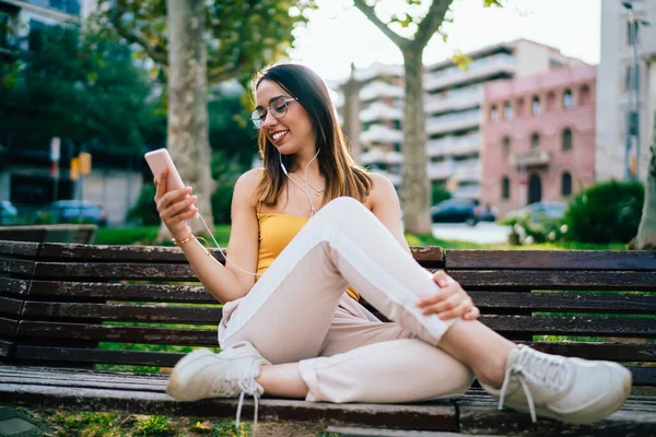 Happy Caucasian Hipster Girl Słuchawkach Wybierając Muzykę Audio Aplikacji Komórkowej — Zdjęcie stockowe