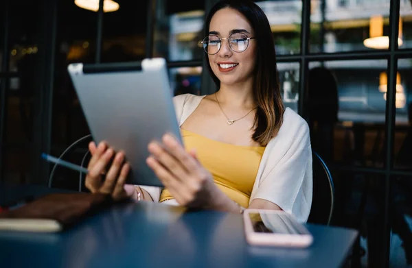 Feliz Redactor Freelance Gafas Clásicas Para Protección Visión Comprobación Texto — Foto de Stock