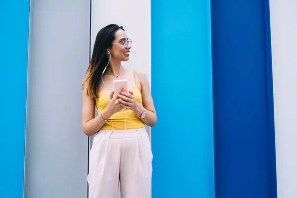 Menina Hipster Feliz Fones Ouvido Eletrônicos Desfrutando Tempo Livre Vibrante — Fotografia de Stock