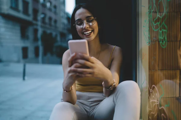 Glada Tusenåriga Kvinnliga Bloggare Glasögon Kontrollera Post Och Sms Mobil — Stockfoto
