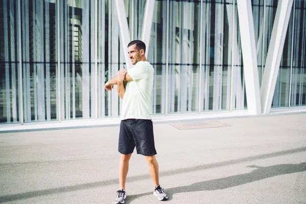 Forte Corredor Masculino Caucasiano Fazendo Exercícios Aquecimento Alongando Músculos Mão — Fotografia de Stock