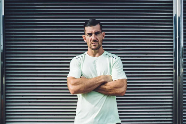 Retrato Metade Comprimento Atleta Masculino Muscular Com Mãos Cruzadas Olhando — Fotografia de Stock