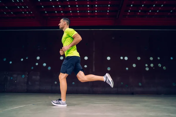 Homem Ativo Caucasiano Vestido Sportswear Jogging Durante Treino Matinal Perder — Fotografia de Stock