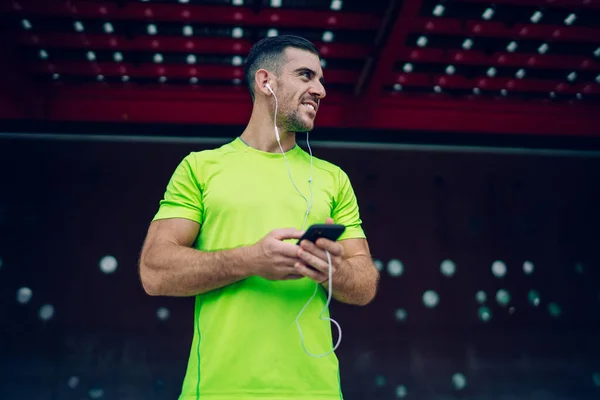 Happy Muscular Runner Digitale Oortelefoons Luisteren Sportieve Audio Podcast Tijdens — Stockfoto