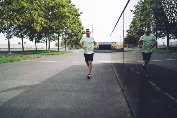 Jogger Masculino Motivado Vestido Con Ropa Activa Corriendo Durante Tiempo —  Fotos de Stock