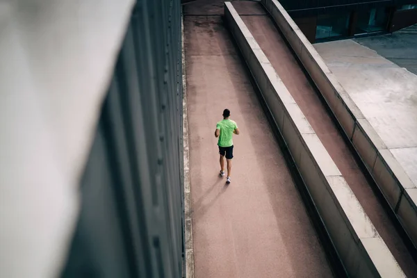 힘있는 선수가 운동복을 단거리달리기 시간을 보내는 선수로서 마라톤을 준비하기 심장외과 — 스톡 사진