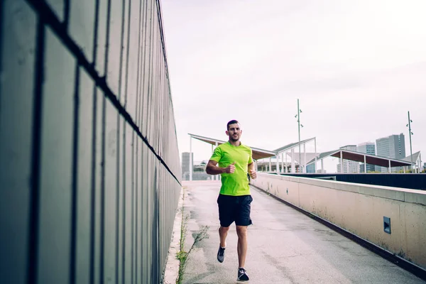 Retrato Jogger Masculino Muscular Mirando Cámara Mientras Ejecuta Calle Fuerza —  Fotos de Stock