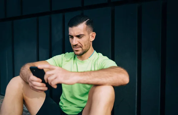 Caucasian Male Bodybuilder Reading Web Publication Healthy Lifestyle Mental Wellness — Stock Photo, Image