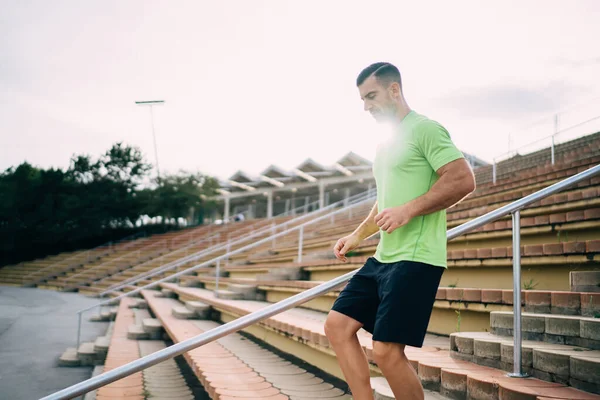Stark Energisk Manlig Löpare Träningsoverall Njuter Aktiv Och Hälsosam Livsstil — Stockfoto