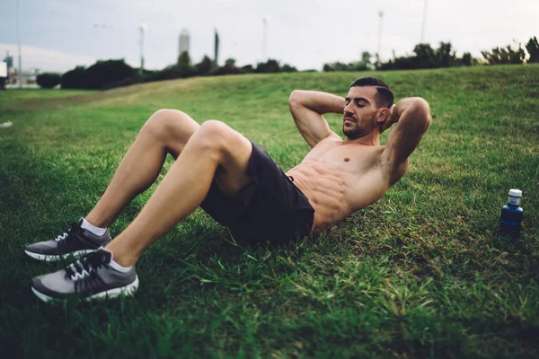 决心在早上享受体育活动和健康的生活方式的白种人男性训练 在公园里的有氧运动中 赤身裸体的运动员练习Abs锻炼 增强力量 — 图库照片