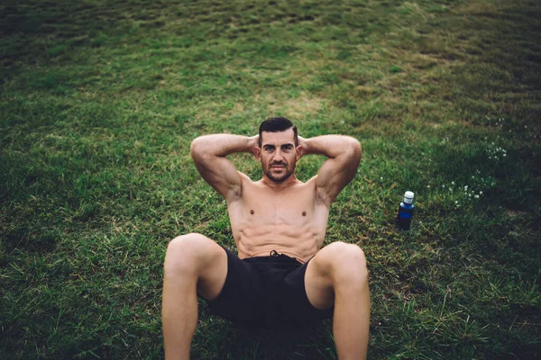 Güçlü Üstsüz Erkek Sporcu Sabah Sporu Yaparken Kas Gücünü Geliştiriyor — Stok fotoğraf