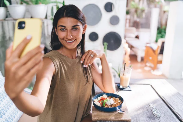 Alto Ângulo Fêmea Positiva Desgaste Casual Sorrindo Olhando Para Câmera — Fotografia de Stock