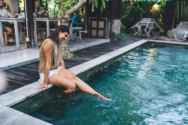 Hoge Hoek Van Het Volledige Lichaam Van Etnische Vrouw Zomer — Stockfoto