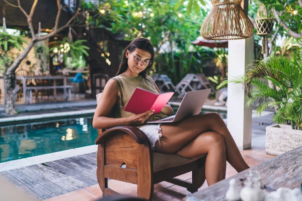 Wanita Berjemur Sibuk Duduk Beranda Kayu Dengan Laptop Sambil Membaca — Stok Foto