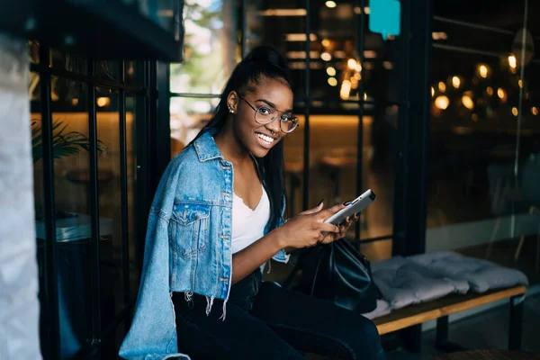 Retrato Mulher Millennial Afro Americana Alegre Enviando Mensagens Aplicativo Tablet — Fotografia de Stock