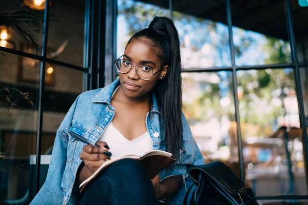 Bas Contenu Jeune Femme Noire Avec Queue Cheval Lunettes Écrivant — Photo