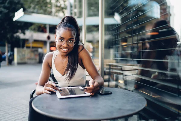 Halvlångt Porträtt Glad Afrikansk Amerikan Glasögon Surfa Digital Tablett Sitter — Stockfoto