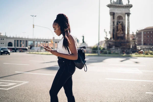Zijaanzicht Van Jonge Afro Amerikaanse Vrouw Wandelen Langs Stoep Van — Stockfoto