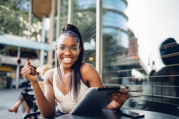 Alegre Bela Mulher Pele Escura Olhando Para Câmera Desfrutando Boas — Fotografia de Stock