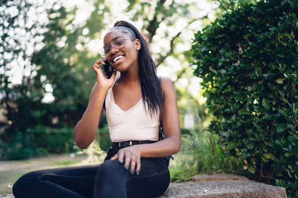 Baixo Feliz Jovem Mulher Negra Roupas Casuais Óculos Falando Telefone — Fotografia de Stock