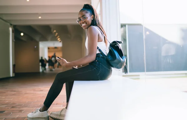 Zdola Pohled Šťastnou Mladou Afroameričanku Neformálním Oblečení Brýlích Tabletem Batohem — Stock fotografie