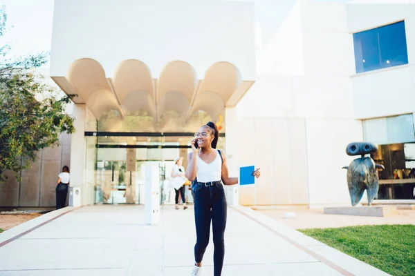 Θετική Αφροαμερικανός Άνετα Ντυμένος Γυναίκα Περπάτημα Κοντά Στο Σύγχρονο Κτίριο — Φωτογραφία Αρχείου