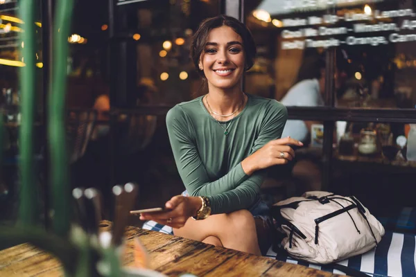 Mujer Feliz Ropa Casual Sonriendo Mirando Cámara Mientras Enfría Con — Foto de Stock