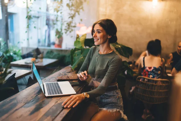 Desde Arriba Feliz Freelancer Femenina Ropa Casual Sonriendo Mirando Hacia —  Fotos de Stock