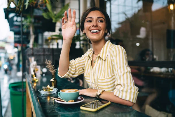 Gelukkig Etnisch Vrouwtje Trendy Casual Kleding Glimlachend Hand Opsteken Voor — Stockfoto