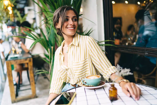 Šťastná Mladá Žena Pruhované Košili Sedí Kulatého Stolu Šálkem Cappuccino — Stock fotografie