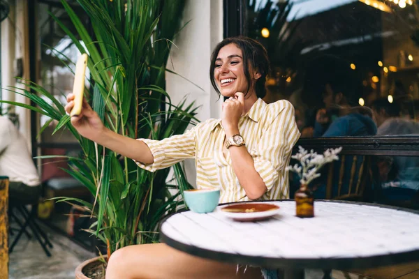 Lykkelig Latinamerikansk Kvinne Sommerklær Smiler Tar Selfie Smarttelefon Mens Hun – stockfoto