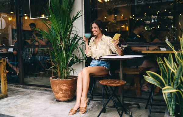 Mulher Jovem Positivo Camisa Listrada Shorts Segurando Telefone Celular Beber — Fotografia de Stock