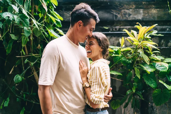 Optimistische Vrouw Staande Met Hand Borst Van Vriendje Terwijl Omarmen — Stockfoto