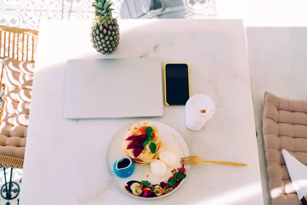 Tampilan Utama Dari Sarapan Enak Dengan Pancake Dan Buah Buahan — Stok Foto