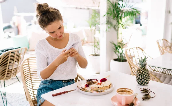 Συγκεντρωμένη Γυναίκα Blogger Casual Ρούχα Κάθεται Στο Τραπέζι Πρωινό Γεύμα — Φωτογραφία Αρχείου