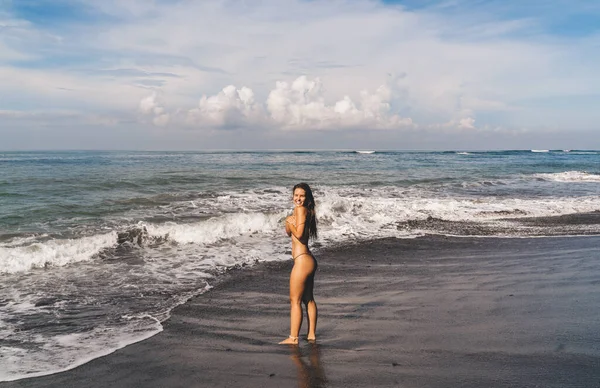 Full Body Barefoot Female Bikini Standing Sandy Coast Bali Waving — Stock Photo, Image