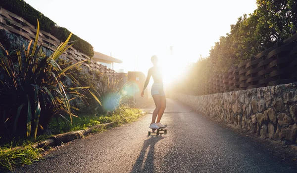 Adolescente Funky Ativo Anônimo Shorts Tênis Montando Longboard Sozinho Estrada — Fotografia de Stock