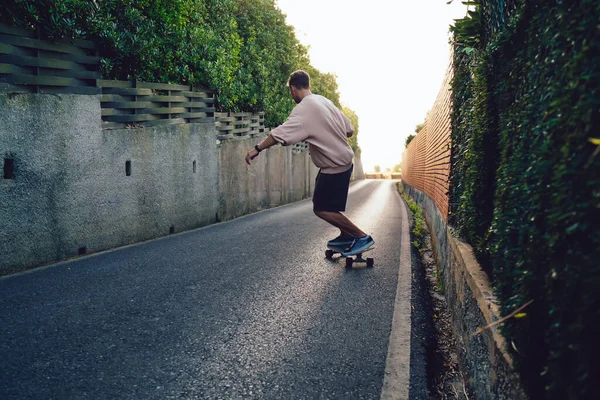 Volledige Lengte Van Anonieme Jonge Man Trendy Outfit Rijden Longboard — Stockfoto