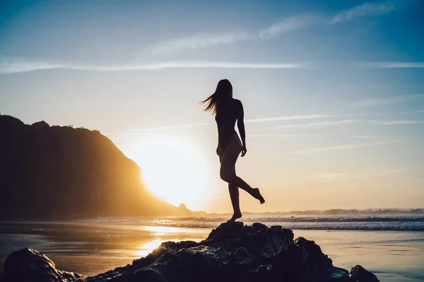 Silueta Femenina Hermosa Mujer Traje Baño Pie Sobre Rocas Cerca — Foto de Stock