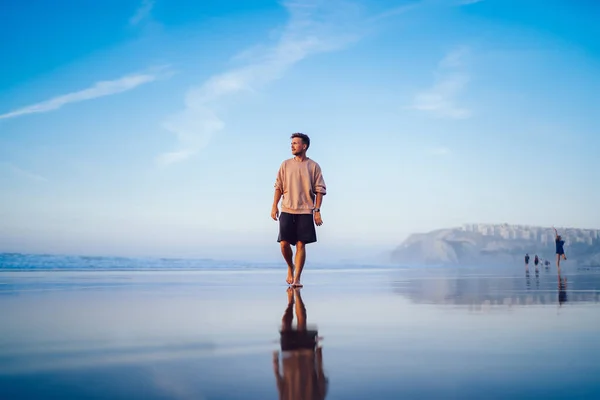 Bonito Macho Desgaste Casual Andando Praia Areia Com Reflexos Água — Fotografia de Stock