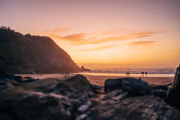 黄昏时分 云彩和地平线映衬下 岩石和海洋海岸线的美丽风景 夏天日出时 海洋海滨的风景 — 图库照片