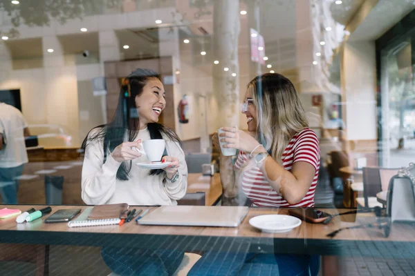 Fröhliche Multirassische Freundinnen Lachen Und Erzählen Lustige Geschichten Während Eines — Stockfoto