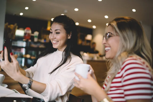 Smiling Multiracial Female Best Friends Enjoying Meeting Cafe Coffee Making — Stock Photo, Image