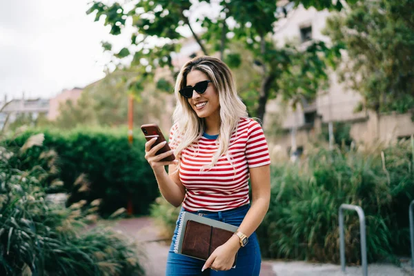 Gülümseyen Beyaz Kadın Göz Giysisi Içinde Cep Telefonu Kullanarak Mesajlar — Stok fotoğraf