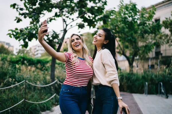 Happy Multiracial Female Colleagues Positing Selfie Resting Together Urban Settings — Stock Photo, Image