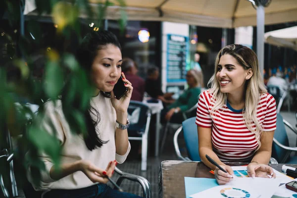 Başarılı Asyalı Kadın Zeki Telefon Uygulaması Kullanarak Neşeli Spanyol Arkadaşı — Stok fotoğraf
