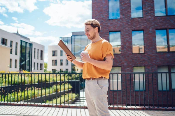 Man Student Med Hämtmat Läsa Anteckningar Anteckningsbok När Står Trottoaren — Stockfoto