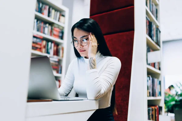 Asiatische Abgelassen Ruhig Müde Nachdenkliche Frau Beobachtet Laptop Und Hält — Stockfoto