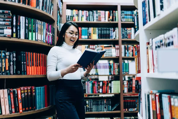 Gözlüklü Sıradan Giyinmiş Asyalı Bir Kadın Kitap Sayfasına Bakıyor Kütüphanede — Stok fotoğraf